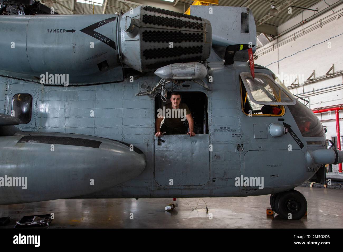 STATI UNITI Jason Boucher, un meccanico della struttura aerea dell'elicottero con Marine Heavy Helicopter Squadron 465, Marine Aircraft Group 16, 3rd Marine Aircraft Wing, posa per una foto su Marine Corps Air Station Miramar, California, 16 marzo 2022. Boucher è stato reclutato da Marine Corps Recruiting Station Glen Falls, New York. Boucher si unì al corpo dei Marine per acquisire un senso di orgoglio perché suo nonno era un Marine e per imparare anche le competenze da sul lavoro di formazione. Foto Stock