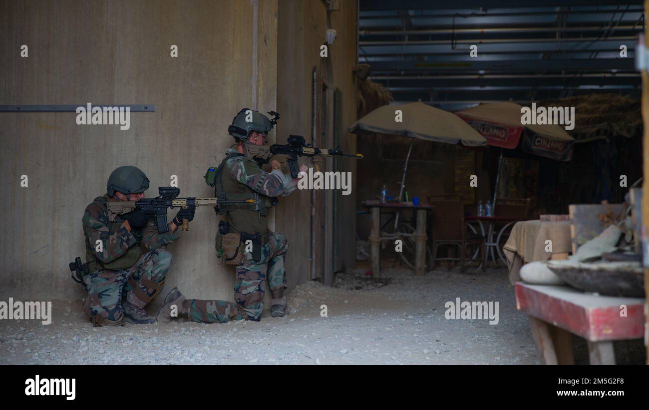 I marines olandesi con il carib marino dello squadrone marino, corpo marino dei Paesi Bassi, hanno regolato la sicurezza durante il guerriero urbano caraibico di esercitazione sul campo Lejeune, Carolina del Nord, 16 marzo 2022. L'esercizio è un'evoluzione formativa bilaterale progettata per aumentare l'interoperabilità globale tra il battaglione di rinascita 2D, la divisione Marina 2D e il Marine Squadron Carib. Foto Stock