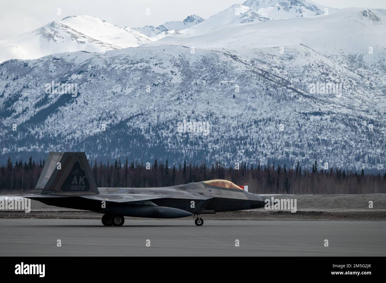 NEGLI STATI UNITI Air Force F-22 Raptor, assegnato alla 3rd Wing, taxi per la pista prima di decollare durante l'operazione NOBLE DEFENDER presso la Joint base Elmendorf-Richardson, Alaska, 16 marzo 2022. NOBLE DEFENDER è un'operazione di difesa aerea del North American Aerospace Defense Command che consente l'addestramento dinamico per la preparazione operativa in un ambiente artico. Foto Stock