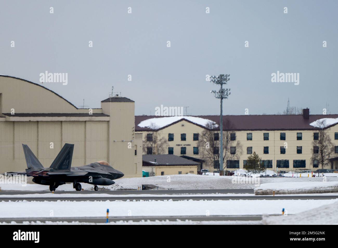 NEGLI STATI UNITI Air Force F-22 Raptor, assegnata a 3rd Wing, decoltra durante l'operazione NOBLE DEFENDER presso la base militare Elmendorf-Richardson, Alaska, 16 marzo 2022. NOBLE DEFENDER è un'operazione di difesa aerea NORAD che consente una formazione dinamica per la prontezza operativa in un ambiente artico. Foto Stock