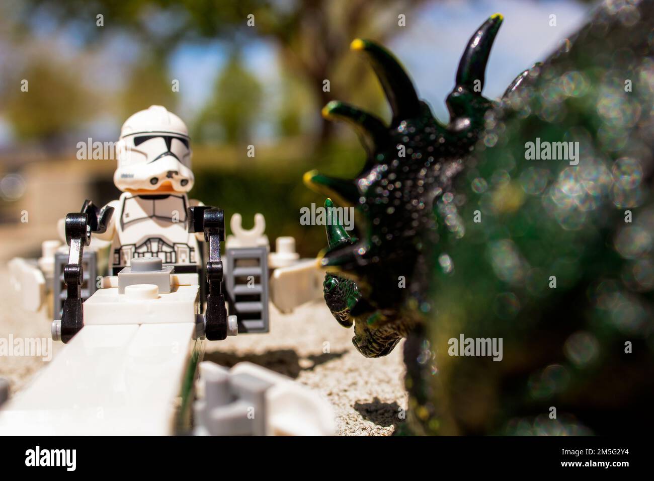Toy Dinosaur avanza su Lego Star Wars Storm Trooper Foto Stock