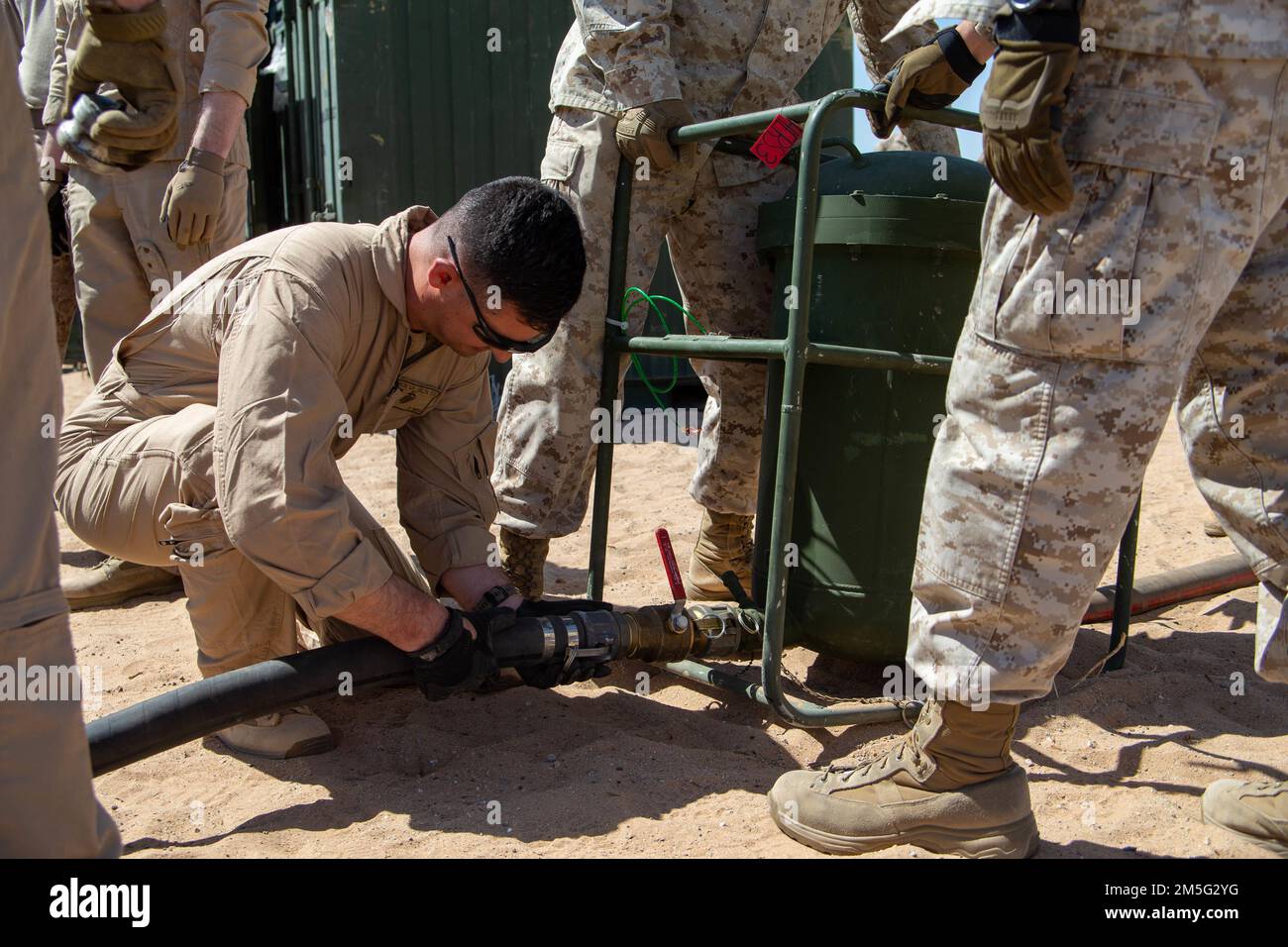 STATI UNITI Shaun Grech, un funzionario della logistica, assegnato al supporto di terra di aeronautica, armi di aviazione marina e tattiche Squadron uno (MAWTS-1) collega le manichette di carburante durante un'applicazione pratica di punto di armamento e rifornimento (FARP), durante il corso di istruttore di armi e tattiche (WTI) 2-22, all'aeroporto ausiliario II, vicino Yuma, Arizona, Marzo 16, 2022. WTI è un evento di formazione di sette settimane organizzato da MAWTS-1, che fornisce formazione tattica avanzata di standardizzazione e certificazione delle qualifiche di istruttore di unità per supportare la formazione e la preparazione dell'aviazione marina e assistere nello sviluppo Foto Stock