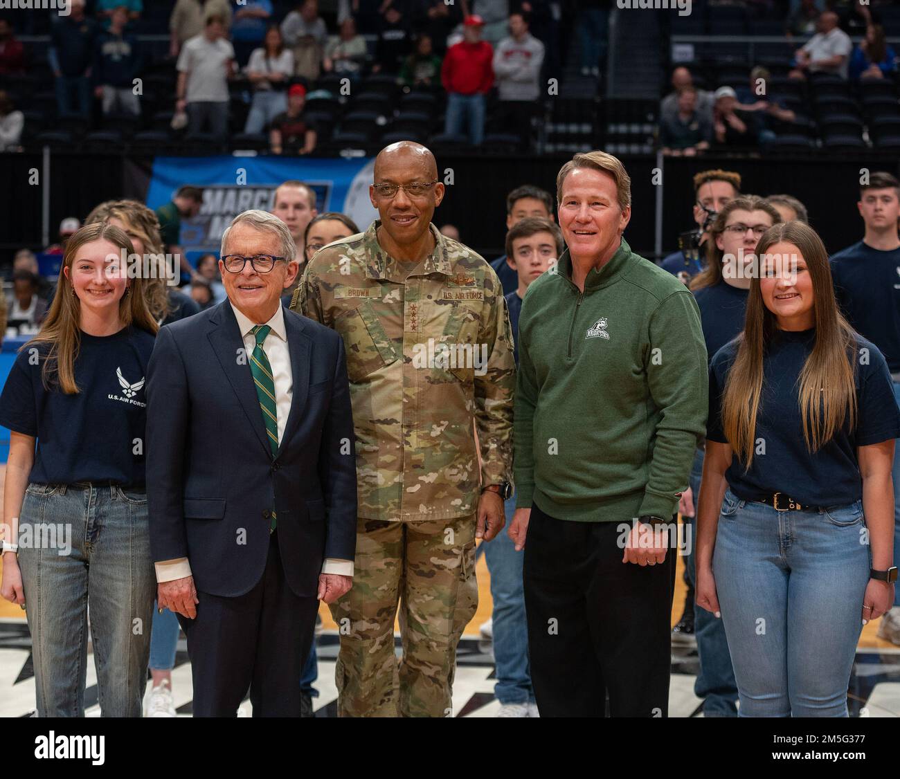 Capo di Stato maggiore delle forze aeree Gen. CQ Brown, Jr., Gov. Mike DeWine (a sinistra) e il Lt. Gov. Jon Husted posa con un gruppo di reclute dell'aeronautica dopo che Brown amministrò il giuramento di arruolamento 16 marzo 2022. Il gruppo di 23 nuovi Airmen ha prestato giuramento durante l'intervallo di tempo durante il torneo di pallacanestro maschile NCAA tra Wright state e Bryant alla Dayton University Arena. Foto Stock