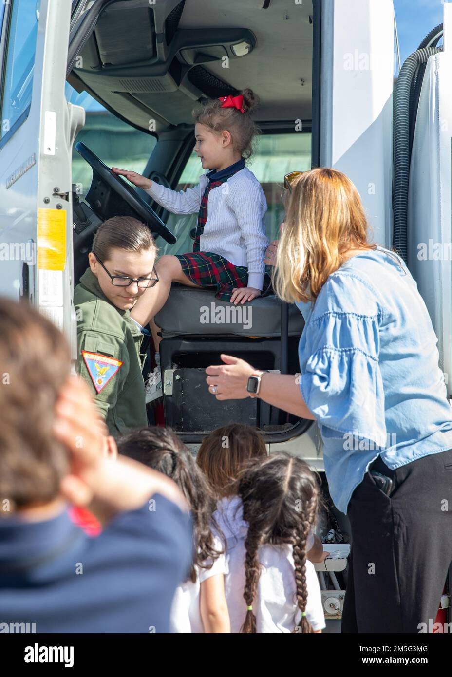 Studenti da St.. Stephens e St. Agnes Lower School Pre-K Class osserva diversi veicoli con i Marines presso il Marine Corps Air Facility sulla base del corpo Marino Quantico, Virginia, 16 marzo 2022. MCB Quantico cerca di collaborare e sostenere diverse organizzazioni, come la scuola, per mantenere forte la comunità, creare un'impressione positiva e ispirare la prossima generazione. Foto Stock