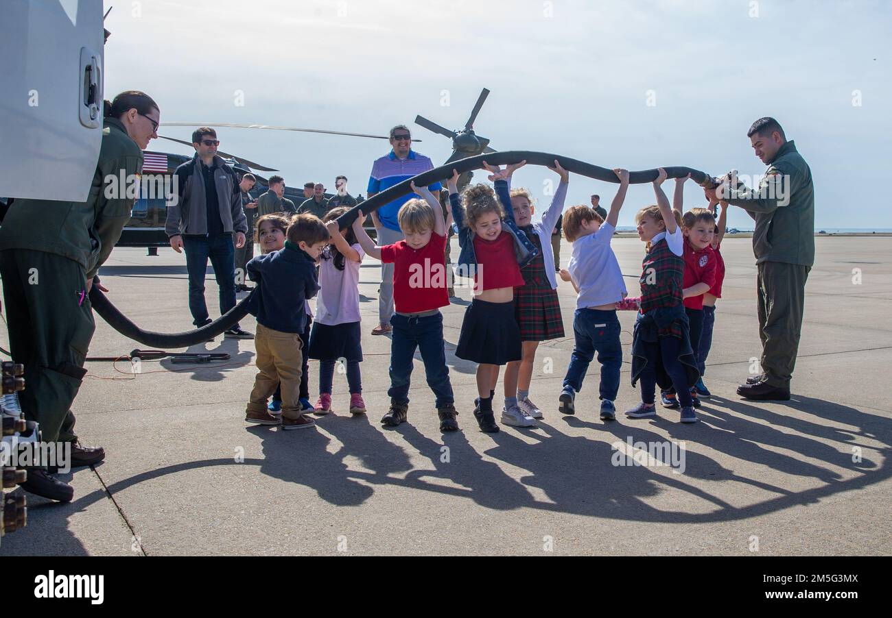 Studenti da St.. Stephens e St. Agnes Lower School Pre-K Class osserva diversi veicoli con i Marines di salvataggio e antincendio degli aeromobili presso il Marine Corps Air Facility sulla base del corpo dei Marine Quantico, Virginia, 16 marzo 2022. MCB Quantico cerca di collaborare e sostenere diverse organizzazioni, come la scuola, per mantenere forte la comunità, creare un'impressione positiva e ispirare la prossima generazione. Foto Stock