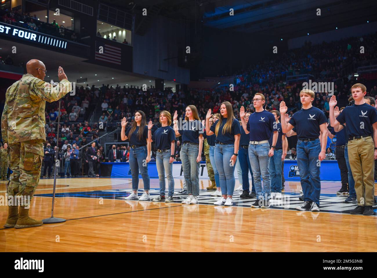 Il capo di stato maggiore dell'aeronautica generale CQ Brown, Jr., amministra il giuramento di arruolamento alle nuove reclute dell'aeronautica durante l'intervallo di tempo alla partita di torneo maschile di pallacanestro dell'NCAA il 16 marzo 2022, alla Dayton University Arena. Il gruppo di 23 reclute ha avuto l'onore di essere giurato dal più alto ufficiale dell'aeronautica in uniforme, un'opportunità unica nella vita. Foto Stock