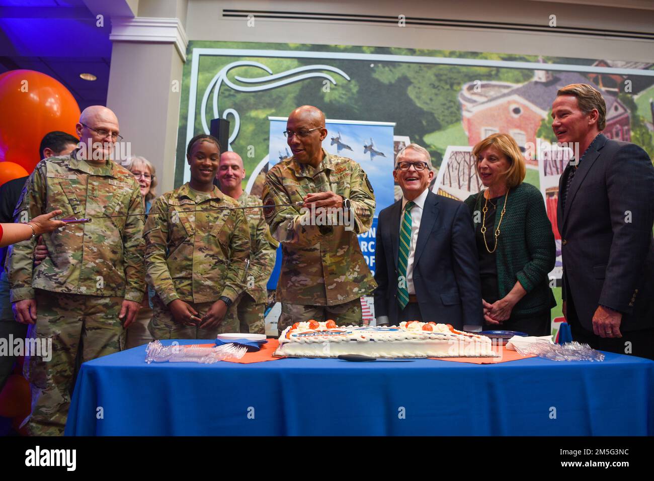Il capo di stato maggiore dell'aeronautica di genere CQ Brown, Jr., (a destra) e l'Airman Basic Maquaelin Epperson (a sinistra) usano una spada per tagliare una torta che celebra il 75th° anniversario dell'aeronautica degli Stati Uniti il 16 marzo 2022, al Carillon Historical Park. Epperson è stata scelta per aiutare Brown come lei è la più giovane arruolato alla base dell'aeronautica di Wright-Patterson, avendo servito soltanto quattro mesi. Foto Stock