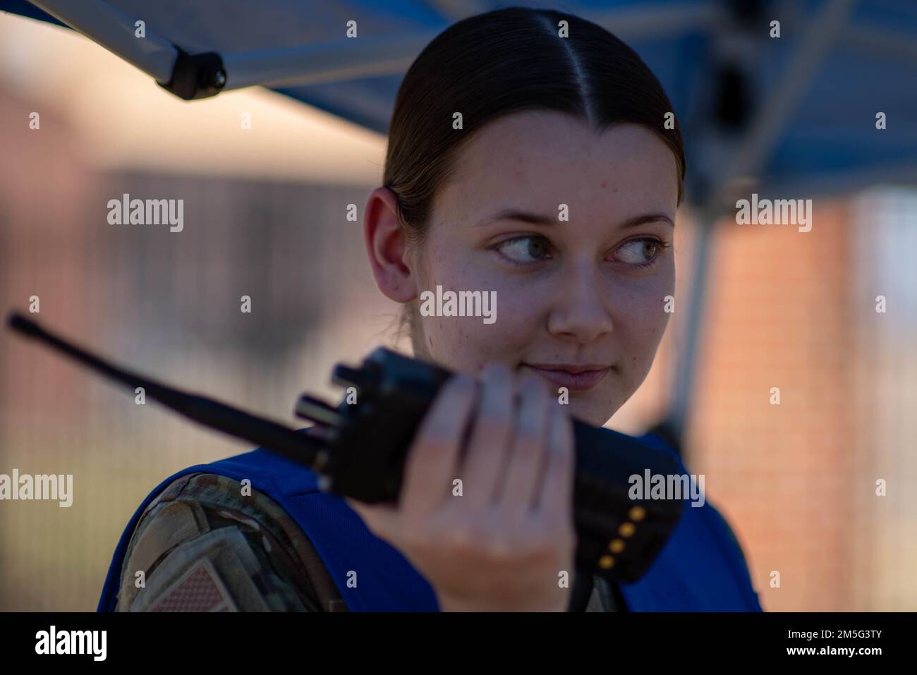 STATI UNITI Air Force Senior Airman Kyrstin Korte 375th Logistics Readiness tecnico di proprietà personale di Squadron, assicura che il carico sia correttamente in-controllato su Scott Air Force base, Illinois, 16 marzo 2022. Korte, un membro del team di ispezione delle ali per le prove di preparazione, ha valutato come sono state eseguite le procedure di trasporto a terra. Foto Stock