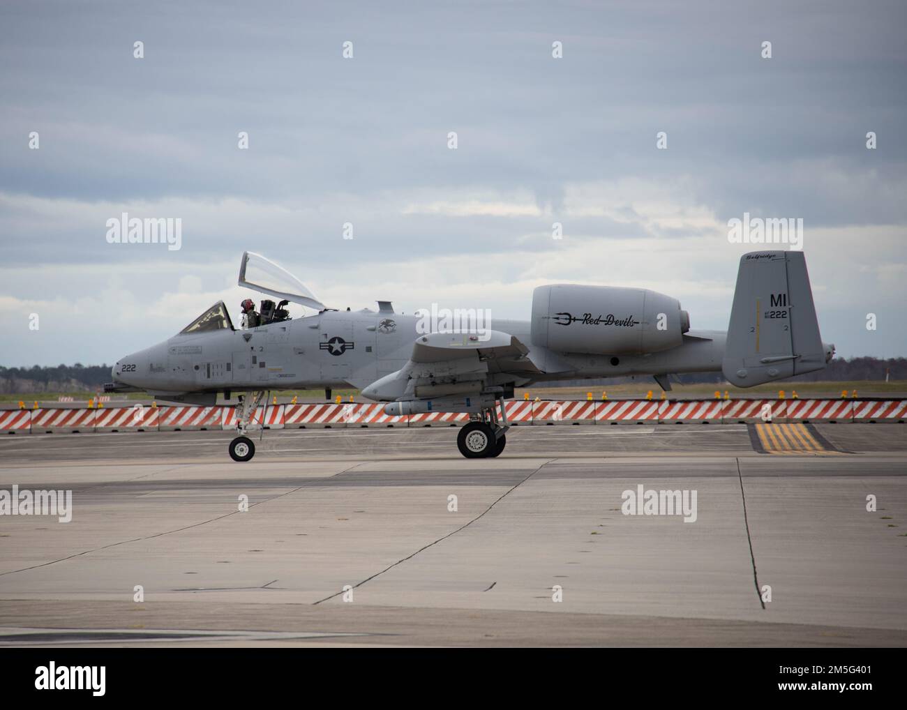 Un A-10 Thunderbolt II, assegnato a 107th Fighter Squadron, 127th Wing, Selfridge Air National Guard base, Michigan, taxi su un taxi a Marine Corps Air Station Cherry Point, North Carolina, 16 marzo 2022. Il 107th ha utilizzato Cherry Point e i suoi campi periferici per le operazioni di ricerca e salvataggio di combattimento. Foto Stock