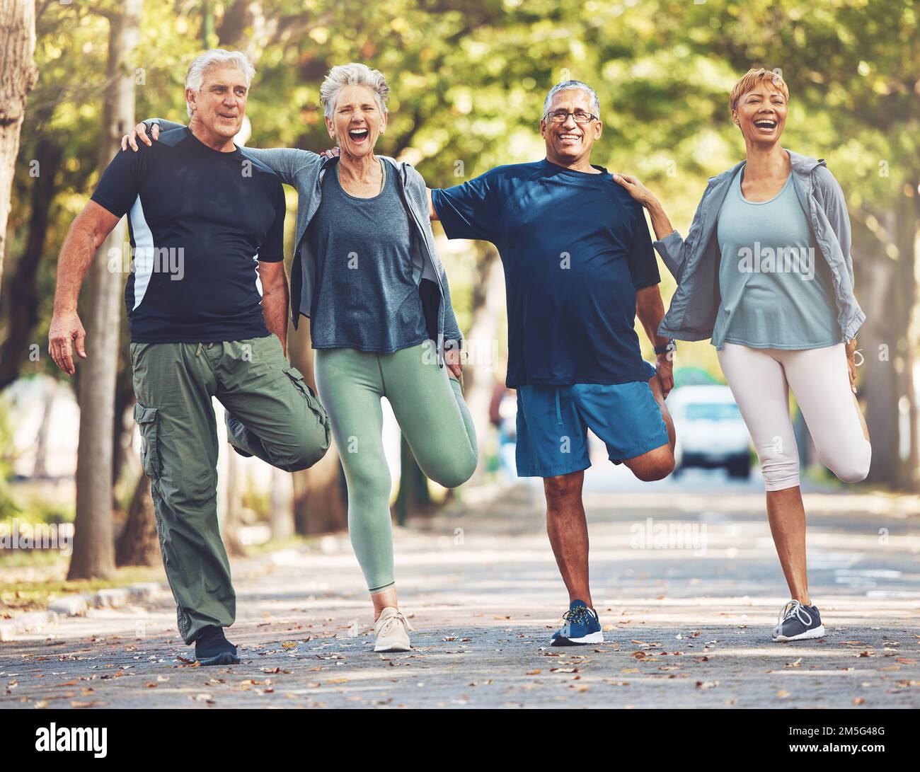 Amici anziani, esercizi stretching e parco con sorriso, benessere e auto-cura in estate sole. Gruppo di persone anziane, fitness e sano Foto Stock