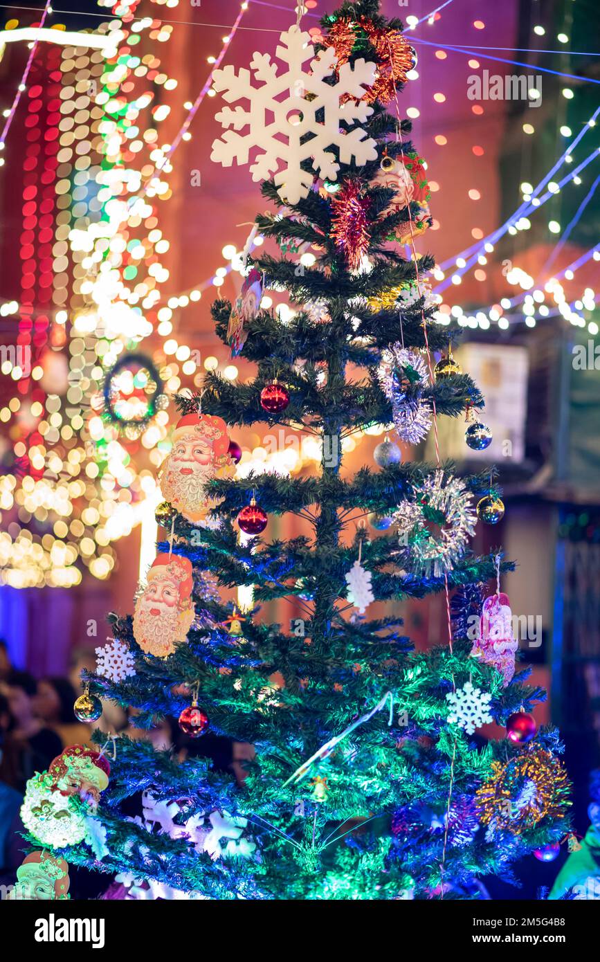 L'albero di Natale è decorato con luci a LED Foto Stock