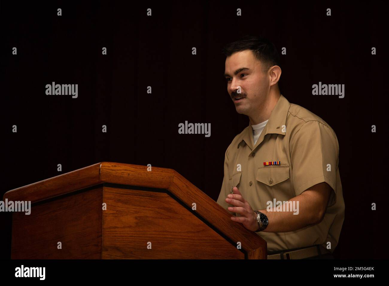 STATI UNITI Marine Corps 1st Lt. Ian D. Dempsey, avvocato di assistenza legale, Legal Services Support Section, Marine Corps Installations Pacific, esprime osservazioni durante una cerimonia di naturalizzazione presso il centro della comunità, Camp Foster, Okinawa, Giappone, il 16 marzo, 2022. Durante le cerimonie di naturalizzazione, i familiari e gli amici testimoniano la parte finale del processo d'oltremare dei candidati che diventano cittadini degli Stati Uniti. Foto Stock