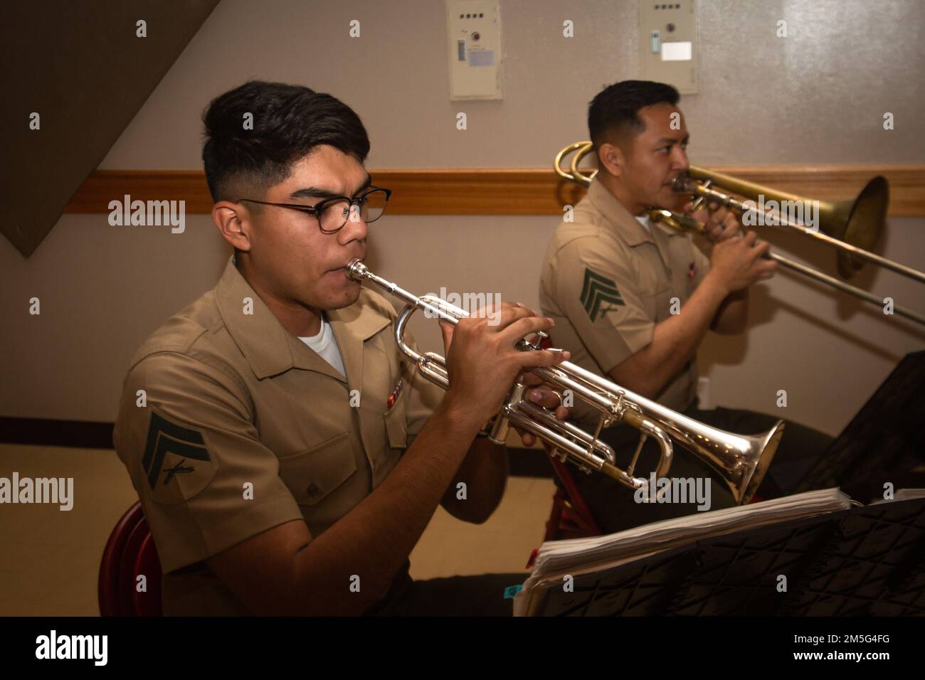 STATI UNITI I Marines con la III Marine Expeditionary Force Band si esibiscono durante una cerimonia di naturalizzazione presso il centro della comunità, Camp Foster, Okinawa, Giappone, il 16 marzo, 2022. Durante le cerimonie di naturalizzazione, i familiari e gli amici testimoniano la parte finale del processo d'oltremare dei candidati che diventano cittadini degli Stati Uniti. Foto Stock