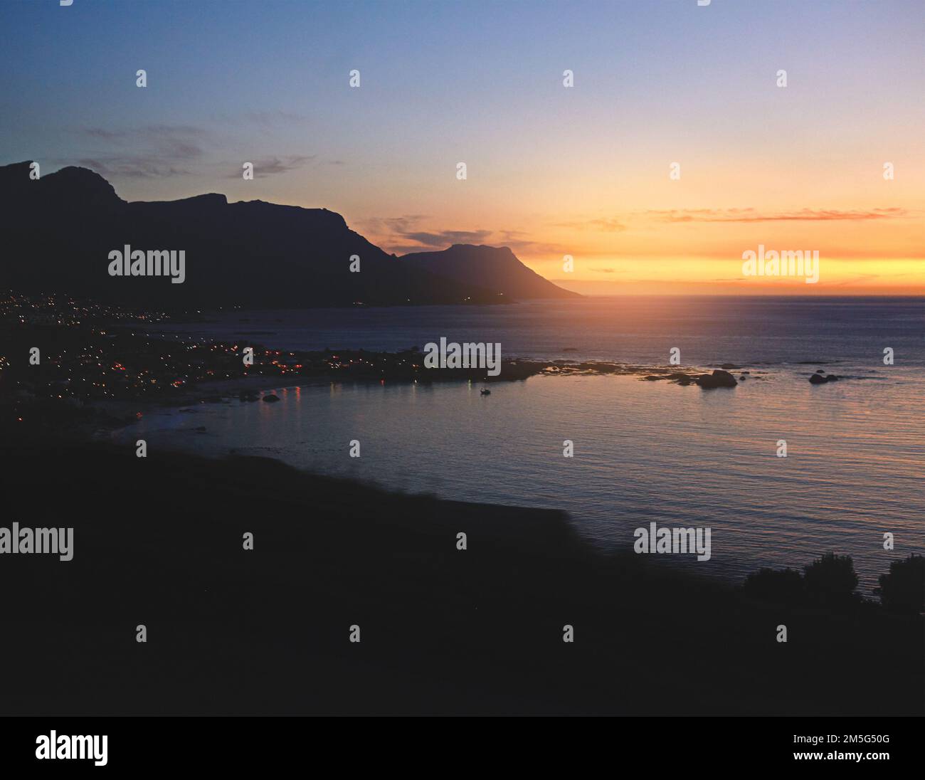 Tramonti da sogno. un tramonto panoramico sul mare e sulla montagna. Foto Stock