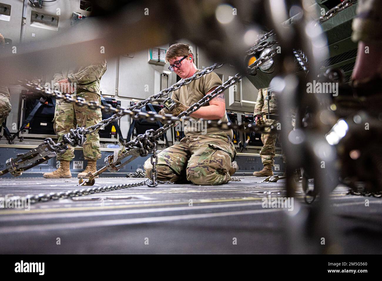 STATI UNITI Tecnologia Air Force. Kayleigh Haggerty, supervisore della rampa assegnato allo Squadrone 386th Expeditionary Logistics Readiness, assicura un Army High Mobility Artillery Rocket System (HIMARS), assegnato al 3rd Battaglione, 157th Field Artillery Regiment, all'interno della stiva C-17 Globemaster III, durante l'operazione Agile Spartan II presso Ali al Salem Air base, Kuwait, 16 marzo 2022. I membri hanno partecipato all'operazione Agile Spartan (OAS) II, un'operazione su larga scala, congiunta e multinazionale focalizzata sul collaudo operativo e sulla valutazione delle competenze fondamentali di Agile Combat Employment. Foto Stock