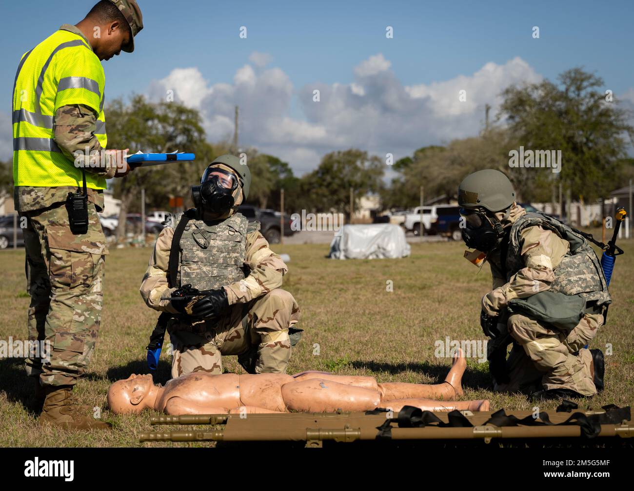 Gli airman parlano con un valutatore 96th Test Wing di una vittima simulata durante un esercizio di risposta all'implementazione presso la base aeronautica di Eglin, Fla., marzo 16. Il primo esercizio di questo tipo della base dopo la pandemia COVID-19 ha valutato la capacità di Airmen di sopravvivere e operare in tempi di guerra e situazioni di emergenza. (STATI UNITI Foto dell'aeronautica/Samuel King Jr.) Foto Stock