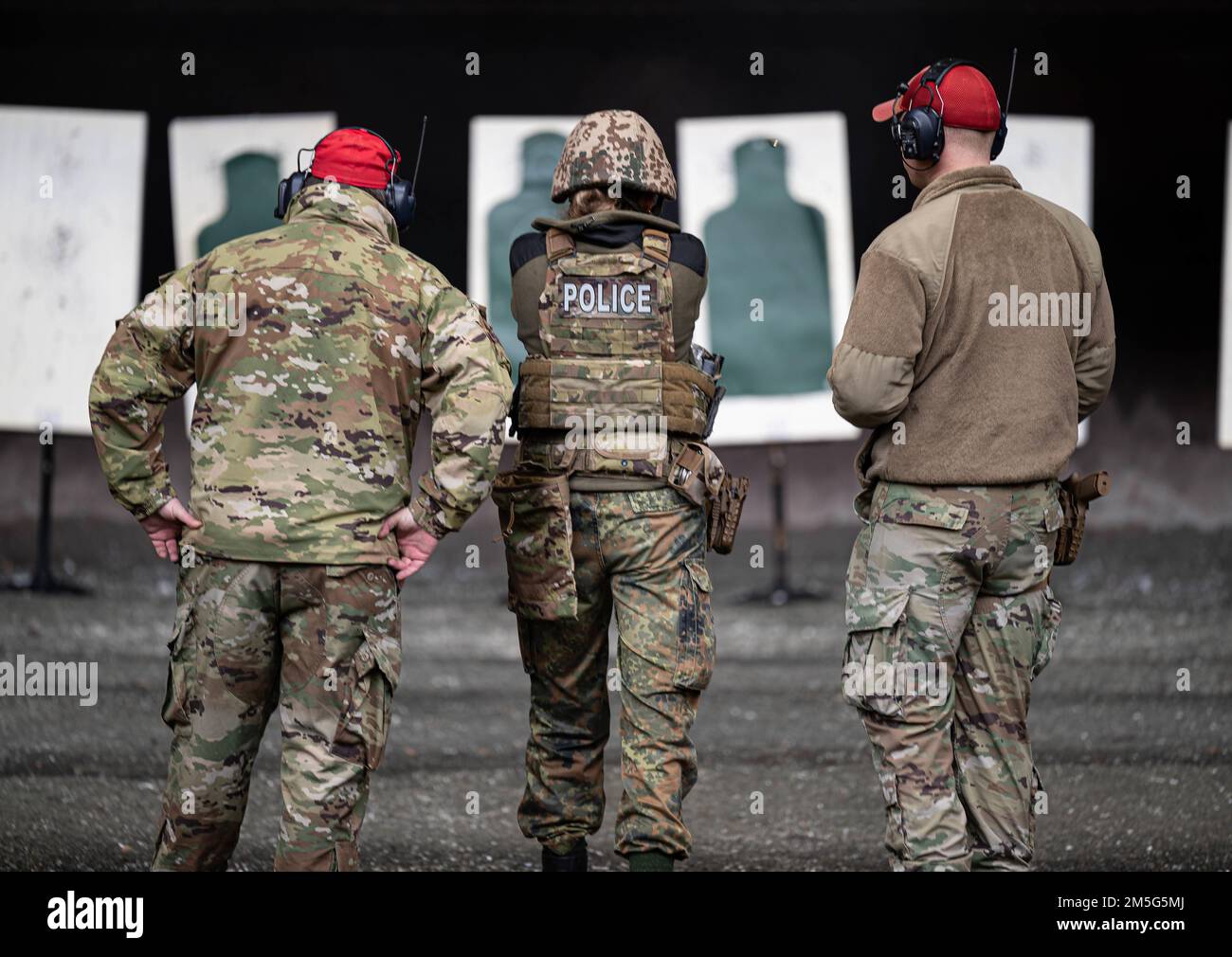 Gli aerei tedeschi assegnati alla sede della NATO Allied Air Command sono istruiti su come sparare una pistola M18 da 86th istruttori di Squadron delle forze di sicurezza presso la stazione aerea di Kapaun, in Germania, il 16 marzo 2022. Lo Squadron delle forze di sicurezza 86th ha ospitato i suoi partner tedeschi per esercizi incentrati sulla competenza in materia di armi e altre capacità incentrate sulla sicurezza. Foto Stock