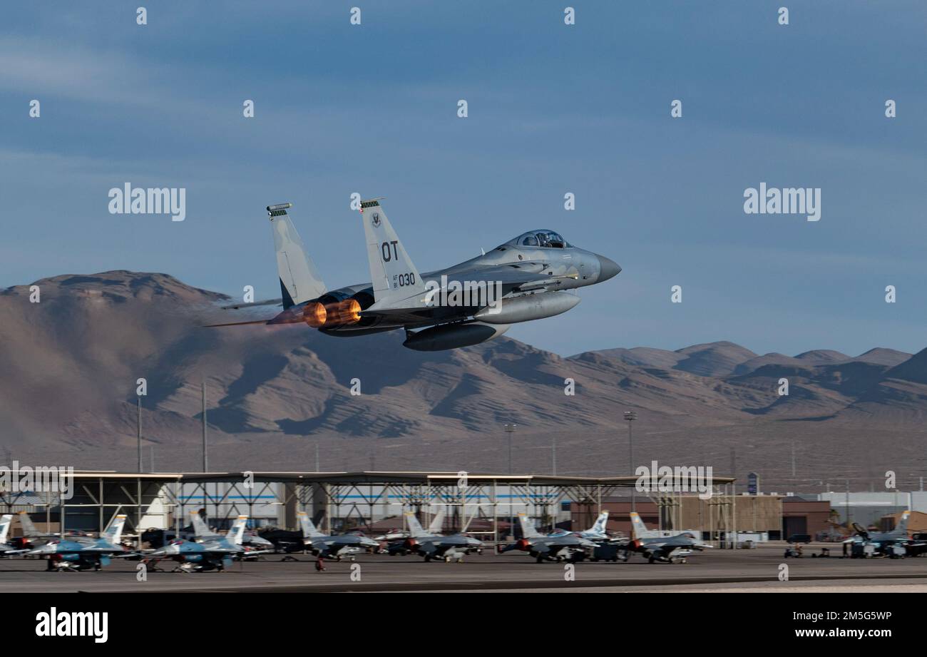 Un F-15C assegnato allo Squadrone di prova e valutazione 422nd decollerà dalla base dell'aeronautica militare di Nellis, Nevada, 15 marzo 2022. Il F-15Cs non sarà più assegnato a Nellis AFB. L'aeromobile sarà riassegnato alla 53rd Wing presso la base dell'aeronautica militare di Eglin. Foto Stock