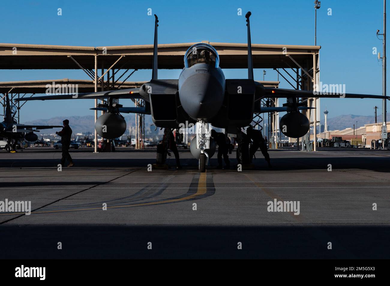 I militari dello Squadron di manutenzione degli aerei del 757th preparano un F-15C Eagle per il suo volo finale alla base dell'aeronautica di Nellis, Nevada, 16 marzo 2022. L'F-15 è dotato di sistemi elettronici e armi per rilevare, acquisire, monitorare e attaccare gli aerei nemici mentre operano in uno spazio aereo amichevole o controllato dai nemici. Foto Stock