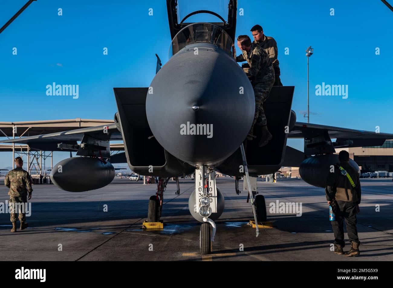 I militari dello Squadron di manutenzione degli aerei del 757th preparano un F-15C Eagle per il suo volo finale alla base dell'aeronautica di Nellis, Nevada, 16 marzo 2022. Diversi F-15Cs sono stati assegnati a Nellis AFB da Eglin Air Force base, Florida, per test e valutazione per migliorare il progresso della strategia di difesa nazionale e l'innovazione nel settore dell'aviazione. Foto Stock