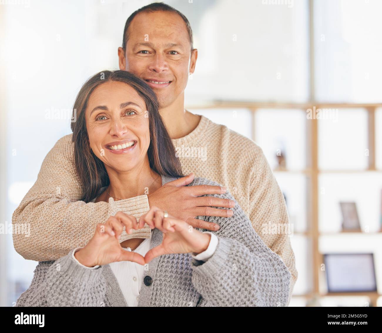 Casa, relax o coppia matura abbracciare in una bella, tranquilla o tranquilla vacanza o week-end a Lisbona, Portogallo. Ritratto, sostegno o donna felice Foto Stock