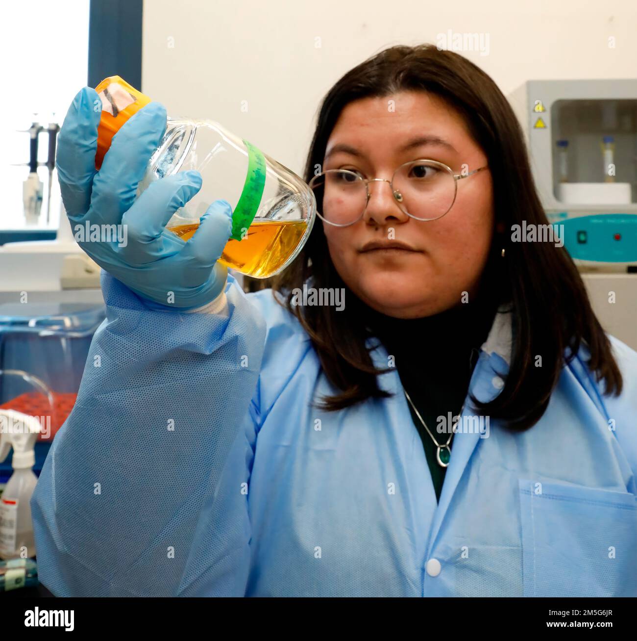 SILVER SPRING, Md (16 marzo 2022) – Ashley Miller, assistente di ricerca presso il Naval Medical Research Center (NMRC), esamina una soluzione per i batteri nel laboratorio della Combat Weds Database Division. Parte del Dipartimento delle infezioni di NMRC, la Combat Wound Database Division sviluppa e valuta nuovi trattamenti per combattere le infezioni cutanee e dei tessuti molli associate a organismi multi-resistenti alle lesioni. Foto Stock