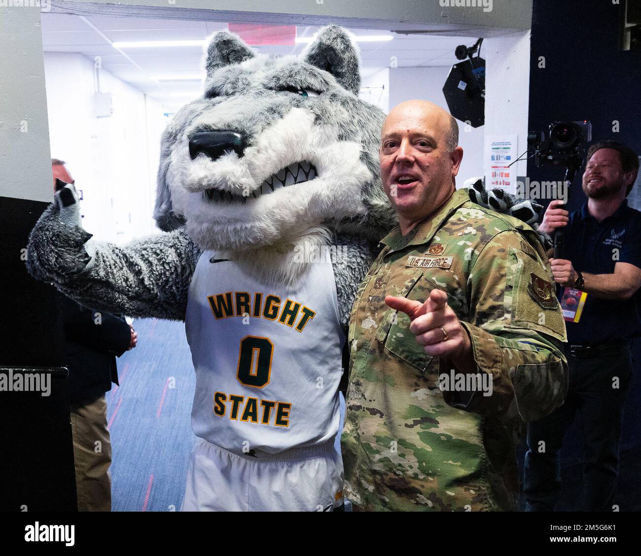 La mascotte dello stato di Wright Rowdy Raider e il col. Patrick Miller, 88th Air base Wing e il comandante della base dell'aeronautica di Wright-Patterson, posano il 16 marzo 2022, prima della cerimonia di apertura del torneo maschile di pallacanestro NCAA tra lo stato di Wright e Bryant. Lo stato di Wright, una squadra di città natale il cui campus confina con Wright-Patterson, ha vinto la partita e passato al turno successivo del torneo. Foto Stock