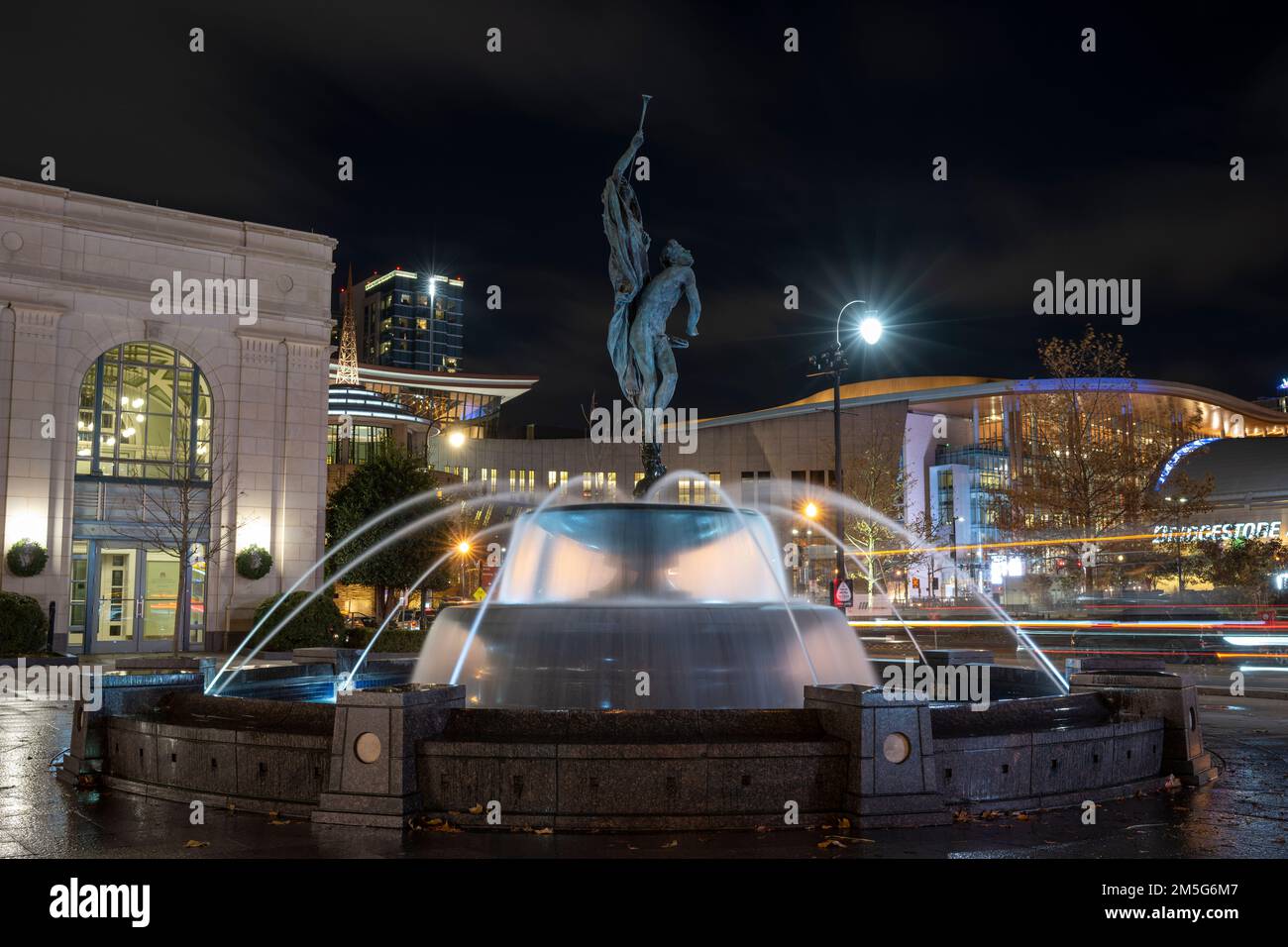 Nashville, Tennessee, 3 dicembre 2022: Fontana fuori dal Symphony Center. Foto Stock