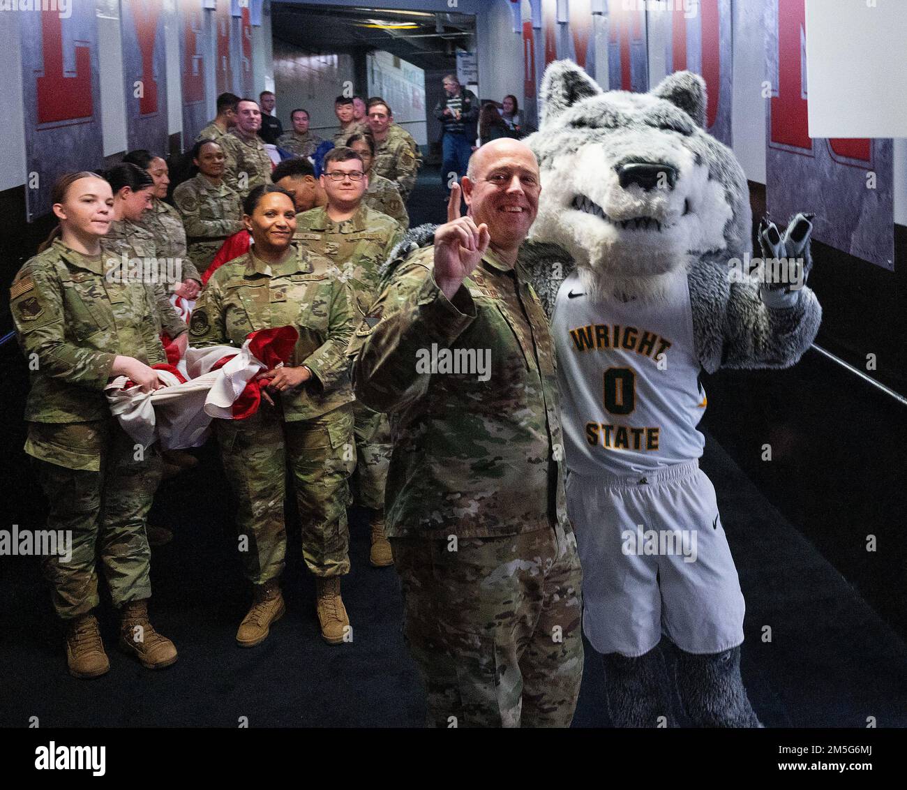 Wright state mascotte Rowdy Raider e il col. Patrick Miller, 88th Air base Wing e Wright-Patterson Air Force base Commander, posa con Airmen il 16 marzo 2022, Prima portarono una grande bandiera americana sul pavimento della University of Dayton Arena per la cerimonia di apertura del torneo maschile di pallacanestro NCAA tra Wright state e Bryant. Lo stato di Wright, una squadra di città natale il cui campus confina con Wright-Patterson, ha vinto la partita e passato al turno successivo del torneo. Foto Stock