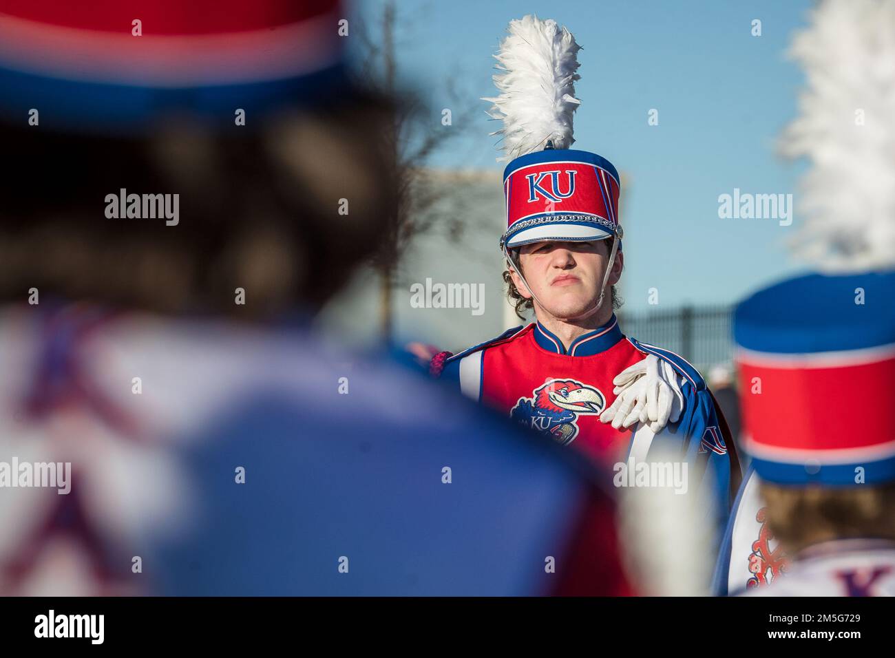 28 dicembre 2022: I membri dei Marching Jayhawks si preparano a esibirsi durante l'AutoZone Liberty Bowl del 64th tra i Kansas Jayhawks e i Razorbacks dell'Arkansas al Simmons Bank Liberty Stadium di Memphis, Tennessee. L'Arkansas ha sconfitto il Kansas 55-53 in tre straordinari. Gentile C. James/CSM Foto Stock