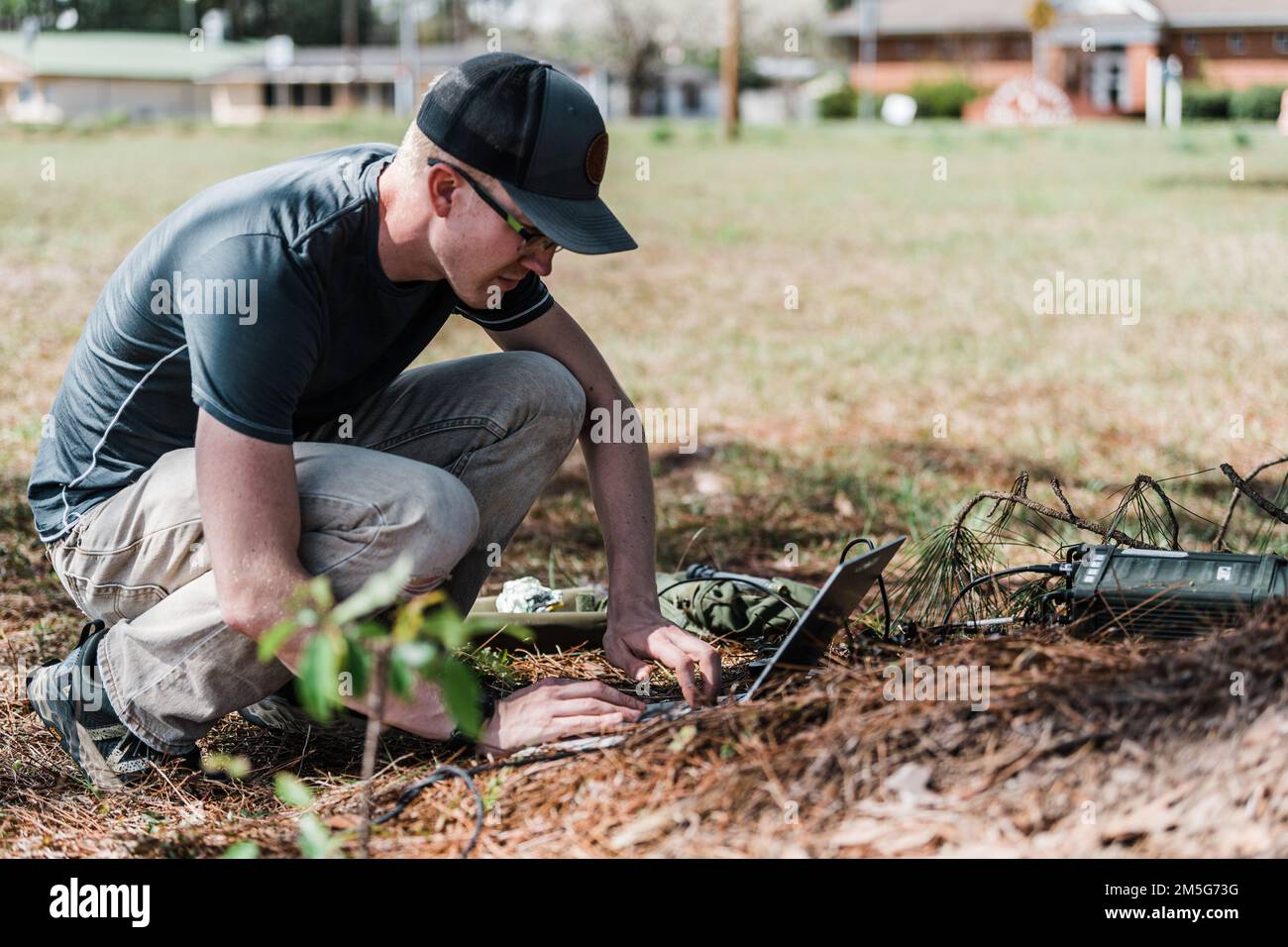 Uno specialista dei sistemi di trasmissione a radiofrequenza utilizza i collegamenti dati stabiliti tra i team TACP Precision Strike e l'Air Operations Center per trasmettere le informazioni di targeting in tempo reale ai piloti A-10C Thunderbolt II provenienti dagli squadroni dei combattenti 74th e 75th come parte dell'esercizio CHAOS QUAKE, Moody Air Force base, Georgia, marzo 15. 2022. L'esercizio ha integrato i programmi pilota TACP, Cyber Systems, Intelligence, radio Frequency Transmission Systems e A-10C Thunderbolt II al fine di simulare la funzionalità indipendente dal cliente per la raccolta di ricognizione, dati di targeting e intento della task force. Foto Stock