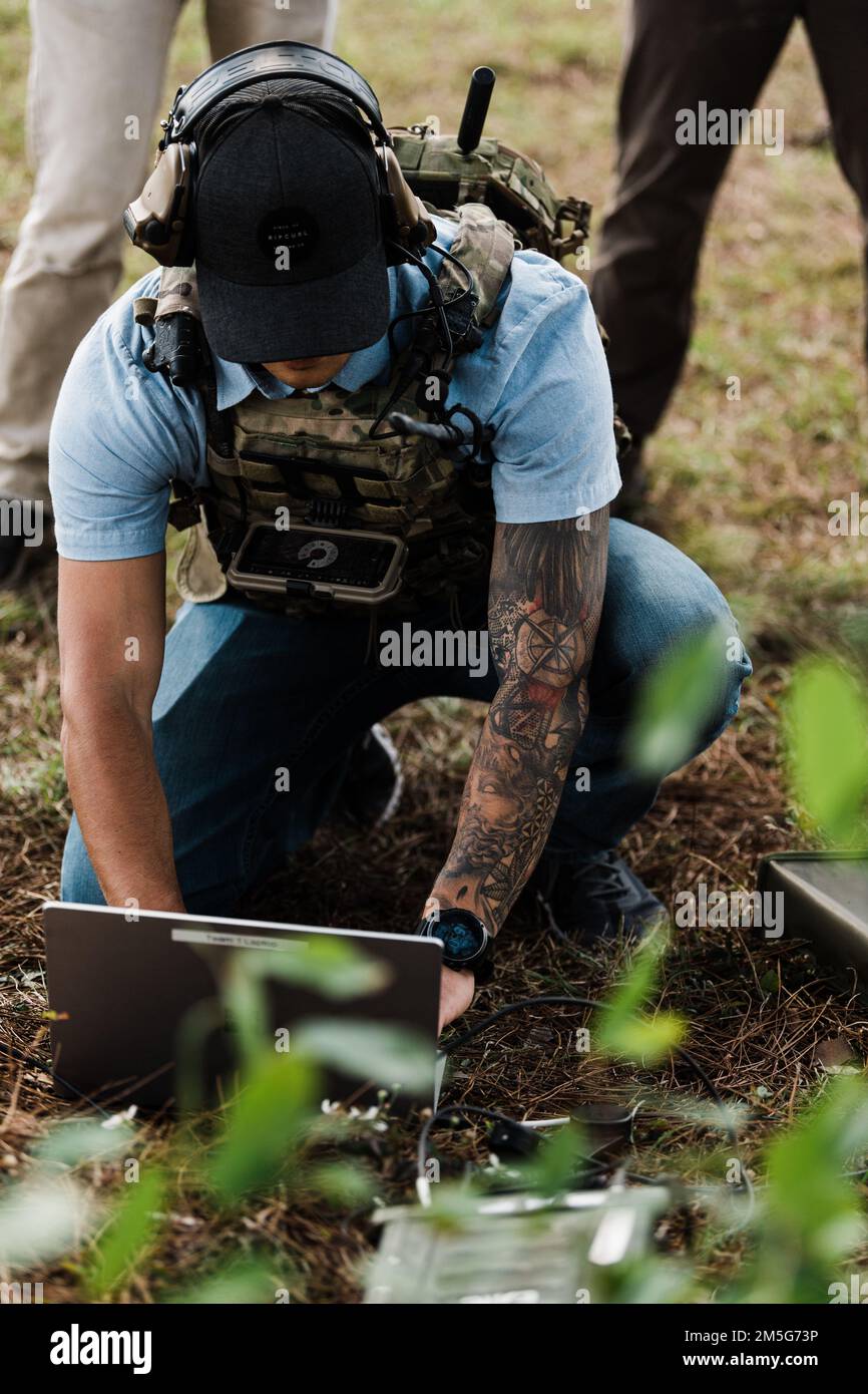 Tactical Air Control Party gli Airmen del 1st Air Support Operations Group utilizzano i collegamenti dati stabiliti tra i team TACP Precision Strike e l'Air Operations Center per trasmettere le informazioni di targeting in tempo reale ai piloti A-10C Thunderbolt II dei Fighter Squadron 74th e 75th come parte dell'esercizio CHAOS QUAKE, Moody Air Force base, Georgia, 15 marzo 2022. L'esercizio ha integrato i programmi pilota TACP, Cyber Systems, Intelligence, radio Frequency Transmission Systems e A-10C Thunderbolt II al fine di simulare la funzionalità indipendente dal cliente per la raccolta di ricognizione, dati di targeting e attività Foto Stock
