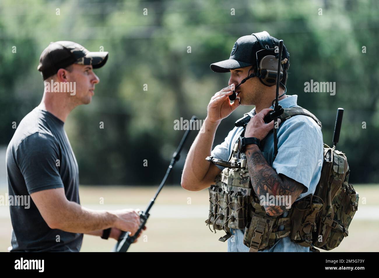 Tactical Air Control Party gli Airmen del 1st Air Support Operations Group utilizzano i collegamenti dati stabiliti tra i team TACP Precision Strike e l'Air Operations Center per trasmettere le informazioni di targeting in tempo reale ai piloti A-10C Thunderbolt II dei Fighter Squadron 74th e 75th come parte dell'esercizio CHAOS QUAKE, Moody Air Force base, Georgia, 15 marzo 2022. L'esercizio ha integrato i programmi pilota TACP, Cyber Systems, Intelligence, radio Frequency Transmission Systems e A-10C Thunderbolt II al fine di simulare la funzionalità indipendente dal cliente per la raccolta di ricognizione, dati di targeting e attività Foto Stock
