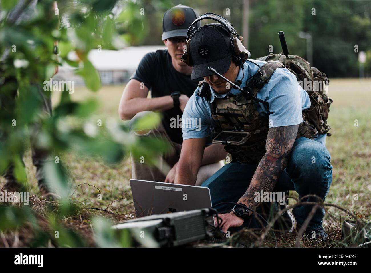 Tactical Air Control Party gli Airmen del 1st Air Support Operations Group utilizzano i collegamenti dati stabiliti tra i team TACP Precision Strike e l'Air Operations Center per trasmettere le informazioni di targeting in tempo reale ai piloti A-10C Thunderbolt II dei Fighter Squadron 74th e 75th come parte dell'esercizio CHAOS QUAKE, Moody Air Force base, Georgia, 15 marzo 2022. L'esercizio ha integrato i programmi pilota TACP, Cyber Systems, Intelligence, radio Frequency Transmission Systems e A-10C Thunderbolt II al fine di simulare la funzionalità indipendente dal cliente per la raccolta di ricognizione, dati di targeting e attività Foto Stock