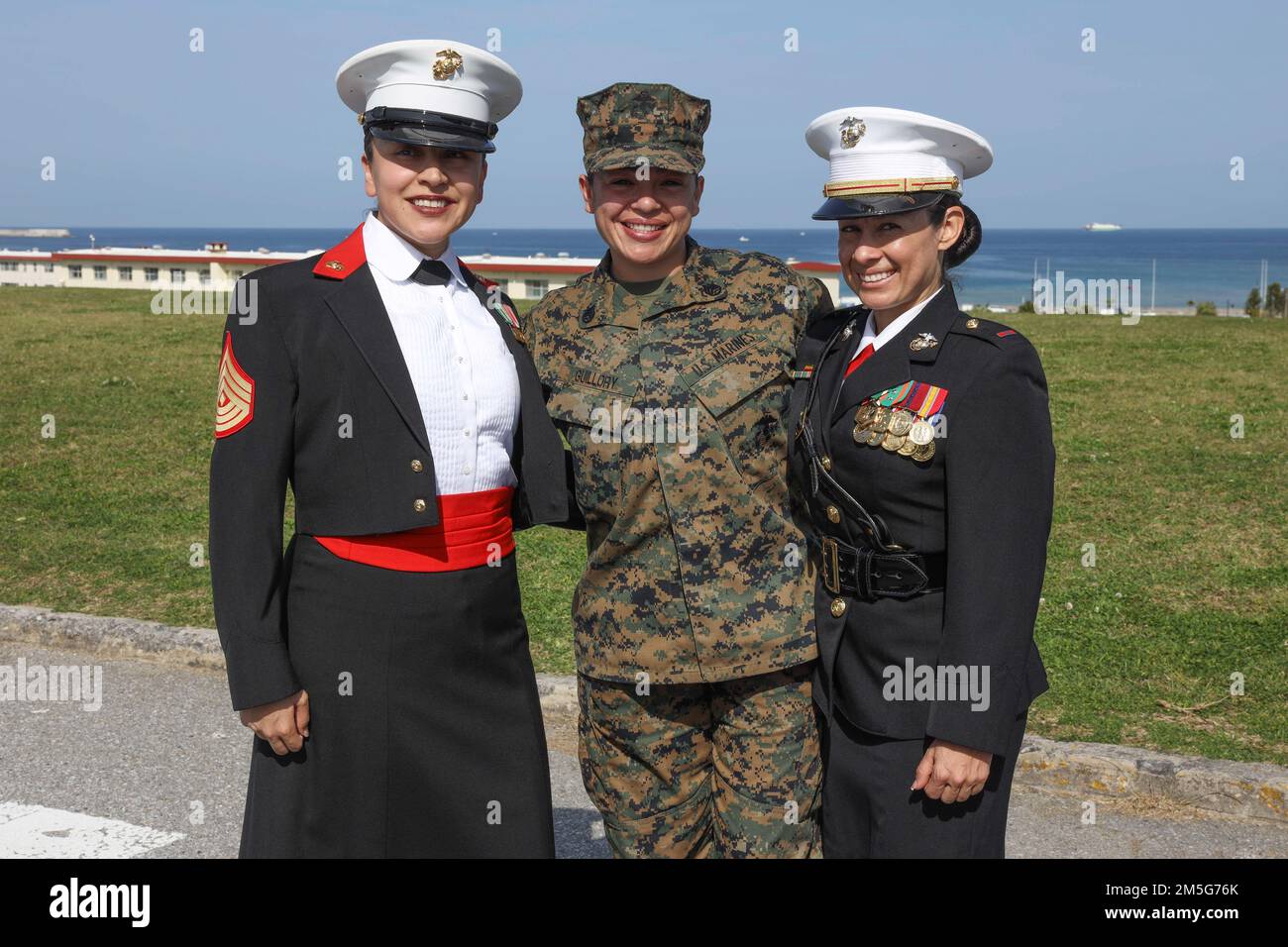 In onore del mese della Storia delle Donne, tutte le donne marines e marinai che compongono il 3D Sostainment Group (Experimental) si sono riunite per scattare una foto di gruppo a Camp Kinser, Okinawa, Giappone, 16 marzo 2022. 3rd MLG, con sede a Okinawa, in Giappone, è un'unità di combattimento schierata a termine che funge da colonna portante di supporto globale per la logistica e il servizio di combattimento della III Marine Expeditionary Force per le operazioni in tutta l'area di responsabilità dell'Indo-Pacifico. Foto Stock In onore del mese della Storia delle Donne, tutte le donne marines e marinai che compongono il 3D Sostainment Group (Experimental) si sono riunite per scattare una foto di gruppo a Camp Kinser, Okinawa, Giappone, 16 marzo 2022. 3rd MLG, con sede a Okinawa, in Giappone, è un'unità di combattimento schierata a termine che funge da colonna portante di supporto globale per la logistica e il servizio di combattimento della III Marine Expeditionary Force per le operazioni in tutta l'area di responsabilità dell'Indo-Pacifico. Foto Stock