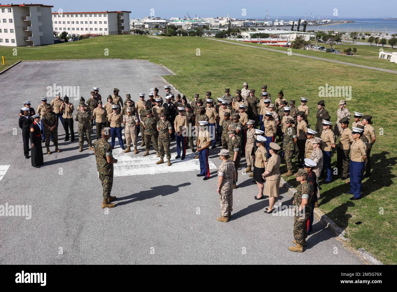 In onore del mese della Storia delle Donne, tutte le donne marines e marinai che compongono il 3D Sostainment Group (Experimental) si sono riunite per scattare una foto di gruppo a Camp Kinser, Okinawa, Giappone, 16 marzo 2022. 3rd MLG, con sede a Okinawa, in Giappone, è un'unità di combattimento schierata a termine che funge da colonna portante di supporto globale per la logistica e il servizio di combattimento della III Marine Expeditionary Force per le operazioni in tutta l'area di responsabilità dell'Indo-Pacifico. Foto Stock In onore del mese della Storia delle Donne, tutte le donne marines e marinai che compongono il 3D Sostainment Group (Experimental) si sono riunite per scattare una foto di gruppo a Camp Kinser, Okinawa, Giappone, 16 marzo 2022. 3rd MLG, con sede a Okinawa, in Giappone, è un'unità di combattimento schierata a termine che funge da colonna portante di supporto globale per la logistica e il servizio di combattimento della III Marine Expeditionary Force per le operazioni in tutta l'area di responsabilità dell'Indo-Pacifico. Foto Stock