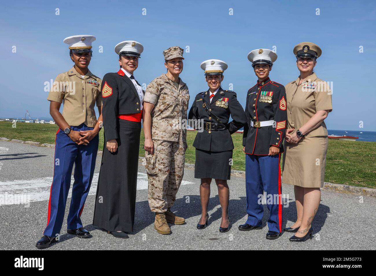 In onore del mese della Storia delle Donne, tutte le donne marines e marinai che compongono il 3D Sostainment Group (Experimental) si sono riunite per scattare una foto di gruppo a Camp Kinser, Okinawa, Giappone, 16 marzo 2022. 3rd MLG, con sede a Okinawa, in Giappone, è un'unità di combattimento schierata a termine che funge da colonna portante di supporto globale per la logistica e il servizio di combattimento della III Marine Expeditionary Force per le operazioni in tutta l'area di responsabilità dell'Indo-Pacifico. Foto Stock In onore del mese della Storia delle Donne, tutte le donne marines e marinai che compongono il 3D Sostainment Group (Experimental) si sono riunite per scattare una foto di gruppo a Camp Kinser, Okinawa, Giappone, 16 marzo 2022. 3rd MLG, con sede a Okinawa, in Giappone, è un'unità di combattimento schierata a termine che funge da colonna portante di supporto globale per la logistica e il servizio di combattimento della III Marine Expeditionary Force per le operazioni in tutta l'area di responsabilità dell'Indo-Pacifico. Foto Stock