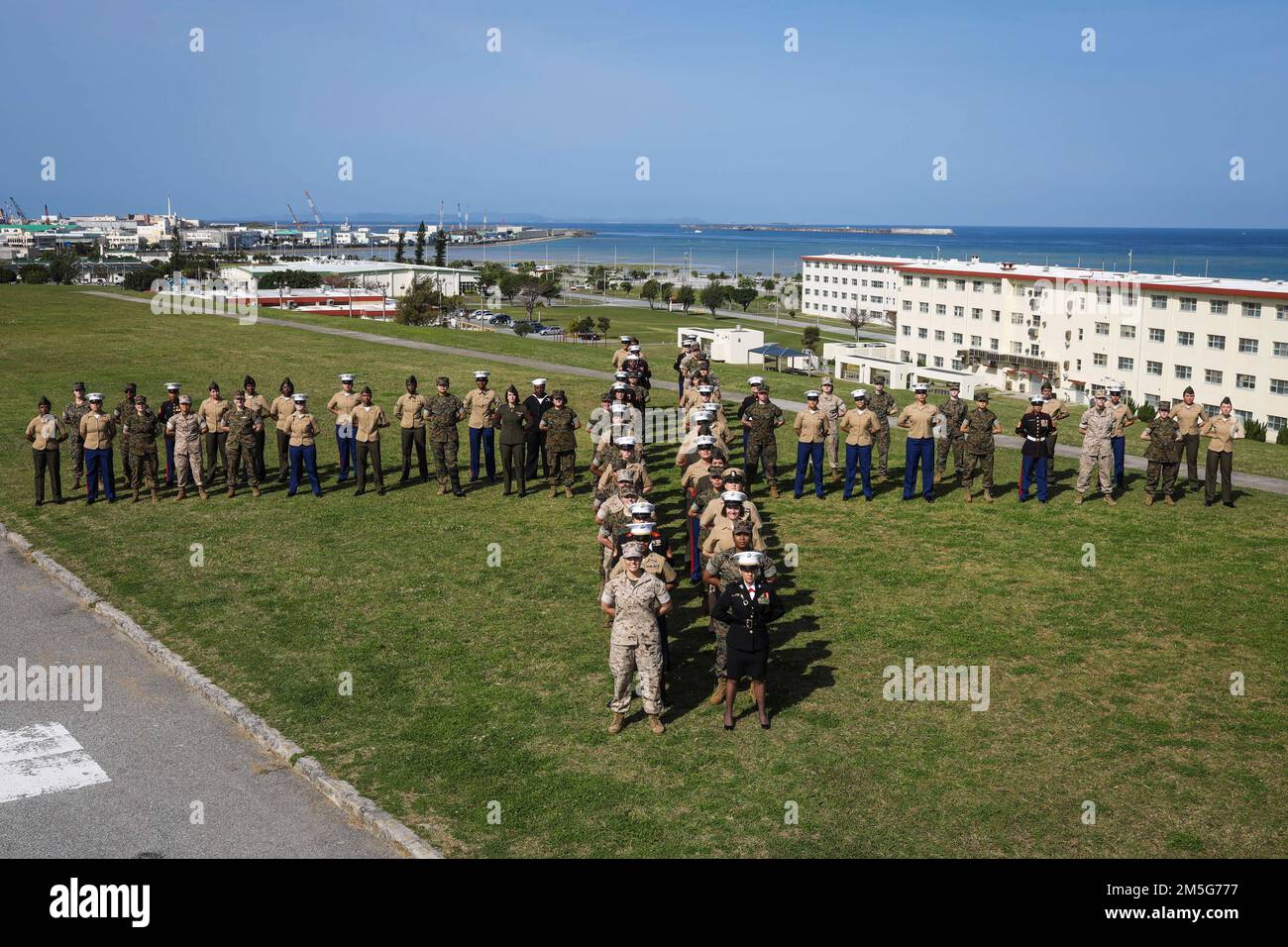 In onore del mese della Storia delle Donne, tutte le donne marines e marinai che compongono il 3D Sostainment Group (Experimental) si sono riunite per scattare una foto di gruppo a Camp Kinser, Okinawa, Giappone, 16 marzo 2022. 3rd MLG, con sede a Okinawa, in Giappone, è un'unità di combattimento schierata a termine che funge da colonna portante di supporto globale per la logistica e il servizio di combattimento della III Marine Expeditionary Force per le operazioni in tutta l'area di responsabilità dell'Indo-Pacifico. Foto Stock In onore del mese della Storia delle Donne, tutte le donne marines e marinai che compongono il 3D Sostainment Group (Experimental) si sono riunite per scattare una foto di gruppo a Camp Kinser, Okinawa, Giappone, 16 marzo 2022. 3rd MLG, con sede a Okinawa, in Giappone, è un'unità di combattimento schierata a termine che funge da colonna portante di supporto globale per la logistica e il servizio di combattimento della III Marine Expeditionary Force per le operazioni in tutta l'area di responsabilità dell'Indo-Pacifico. Foto Stock