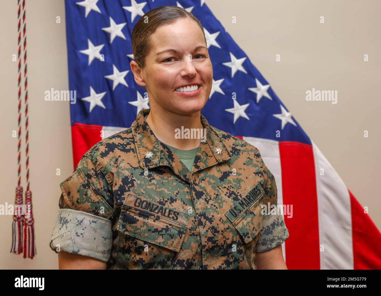 Il Lt. Col. Rachel Gonzales, funzionario esecutivo di 3D Sostainment Group (Experimental) scatta una foto in onore del mese della Storia delle Donne a Camp Kinser, Okinawa, Giappone, 16 marzo 2022. Tutte le donne marines e marinai che compongono 3D SGX si sono riunite per scattare una foto di gruppo in onore del mese della Storia delle Donne. 3rd MLG, con sede a Okinawa, in Giappone, è un'unità di combattimento schierata a termine che funge da colonna portante di supporto globale per la logistica e il servizio di combattimento della III Marine Expeditionary Force per le operazioni in tutta l'area di responsabilità dell'Indo-Pacifico. Foto Stock Il Lt. Col. Rachel Gonzales, funzionario esecutivo di 3D Sostainment Group (Experimental) scatta una foto in onore del mese della Storia delle Donne a Camp Kinser, Okinawa, Giappone, 16 marzo 2022. Tutte le donne marines e marinai che compongono 3D SGX si sono riunite per scattare una foto di gruppo in onore del mese della Storia delle Donne. 3rd MLG, con sede a Okinawa, in Giappone, è un'unità di combattimento schierata a termine che funge da colonna portante di supporto globale per la logistica e il servizio di combattimento della III Marine Expeditionary Force per le operazioni in tutta l'area di responsabilità dell'Indo-Pacifico. Foto Stock