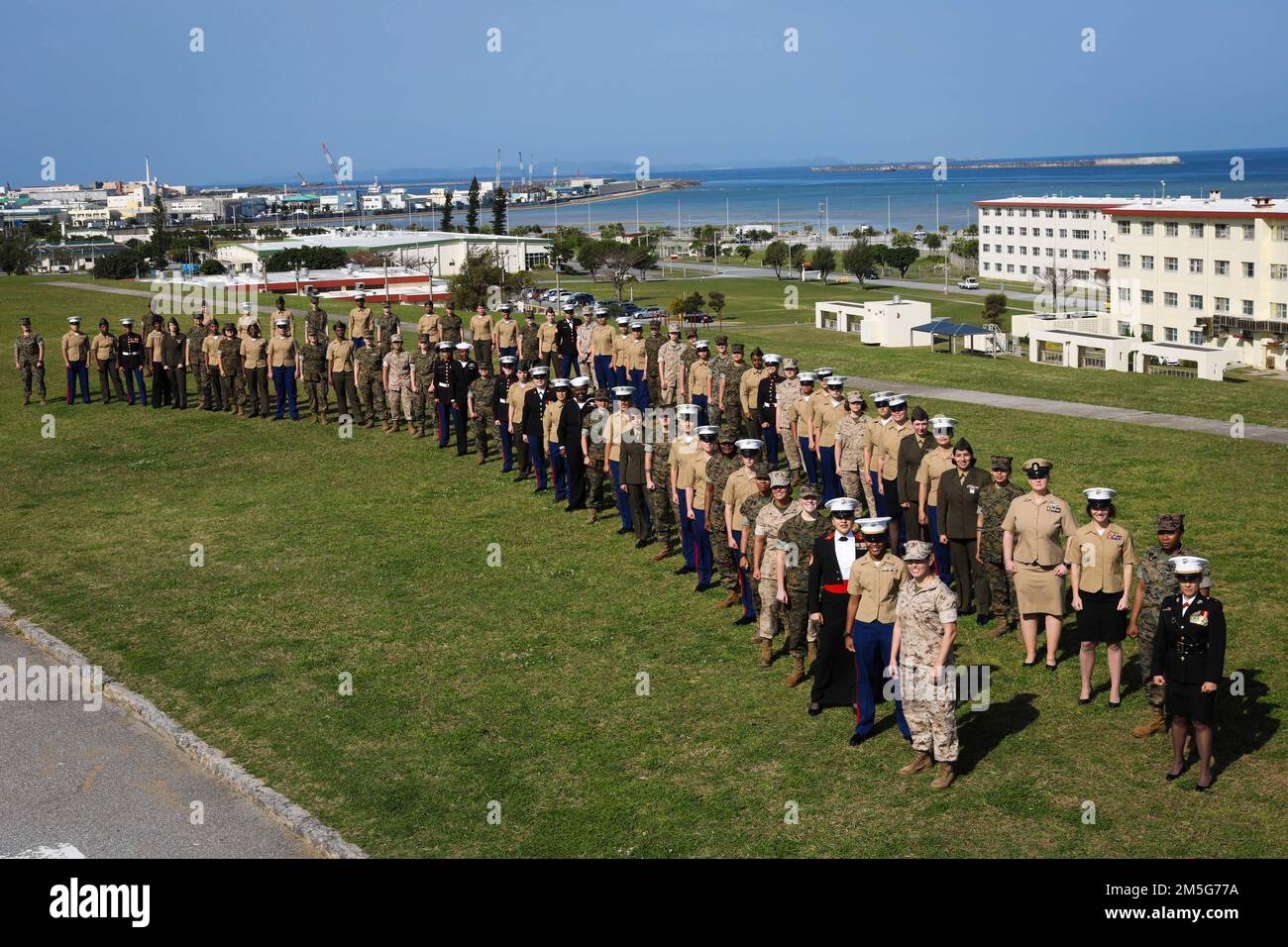 In onore del mese della Storia delle Donne, tutte le donne marines e marinai che compongono il 3D Sostainment Group (Experimental) si sono riunite per scattare una foto di gruppo a Camp Kinser, Okinawa, Giappone, 16 marzo 2022. 3rd MLG, con sede a Okinawa, in Giappone, è un'unità di combattimento schierata a termine che funge da colonna portante di supporto globale per la logistica e il servizio di combattimento della III Marine Expeditionary Force per le operazioni in tutta l'area di responsabilità dell'Indo-Pacifico. Foto Stock In onore del mese della Storia delle Donne, tutte le donne marines e marinai che compongono il 3D Sostainment Group (Experimental) si sono riunite per scattare una foto di gruppo a Camp Kinser, Okinawa, Giappone, 16 marzo 2022. 3rd MLG, con sede a Okinawa, in Giappone, è un'unità di combattimento schierata a termine che funge da colonna portante di supporto globale per la logistica e il servizio di combattimento della III Marine Expeditionary Force per le operazioni in tutta l'area di responsabilità dell'Indo-Pacifico. Foto Stock