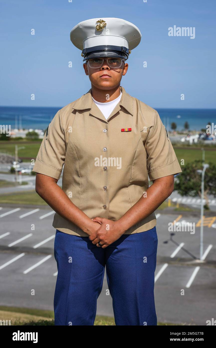 PFC. Malaya Cooley, un tecnico di munizioni con 3D Sostainment Group (sperimentale), scatta una foto in onore del mese della Storia delle Donne a Camp Kinser, Okinawa, Giappone, 16 marzo 2022. Tutte le donne marines e marinai che compongono 3D SGX si sono riunite per scattare una foto di gruppo in onore del mese della Storia delle Donne. 3rd MLG, con sede a Okinawa, in Giappone, è un'unità di combattimento schierata a termine che funge da colonna portante di supporto globale per la logistica e il servizio di combattimento della III Marine Expeditionary Force per le operazioni in tutta l'area di responsabilità dell'Indo-Pacifico. Foto Stock PFC. Malaya Cooley, un tecnico di munizioni con 3D Sostainment Group (sperimentale), scatta una foto in onore del mese della Storia delle Donne a Camp Kinser, Okinawa, Giappone, 16 marzo 2022. Tutte le donne marines e marinai che compongono 3D SGX si sono riunite per scattare una foto di gruppo in onore del mese della Storia delle Donne. 3rd MLG, con sede a Okinawa, in Giappone, è un'unità di combattimento schierata a termine che funge da colonna portante di supporto globale per la logistica e il servizio di combattimento della III Marine Expeditionary Force per le operazioni in tutta l'area di responsabilità dell'Indo-Pacifico. Foto Stock