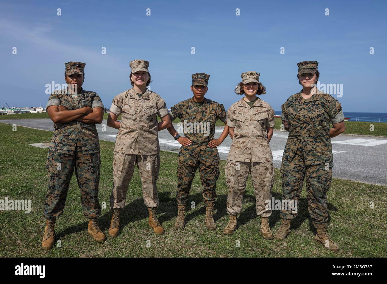 In onore del mese della Storia delle Donne, tutte le donne marines e marinai che compongono il 3D Sostainment Group (Experimental) si sono riunite per scattare una foto di gruppo a Camp Kinser, Okinawa, Giappone, 16 marzo 2022. 3rd MLG, con sede a Okinawa, in Giappone, è un'unità di combattimento schierata a termine che funge da colonna portante di supporto globale per la logistica e il servizio di combattimento della III Marine Expeditionary Force per le operazioni in tutta l'area di responsabilità dell'Indo-Pacifico. Foto Stock In onore del mese della Storia delle Donne, tutte le donne marines e marinai che compongono il 3D Sostainment Group (Experimental) si sono riunite per scattare una foto di gruppo a Camp Kinser, Okinawa, Giappone, 16 marzo 2022. 3rd MLG, con sede a Okinawa, in Giappone, è un'unità di combattimento schierata a termine che funge da colonna portante di supporto globale per la logistica e il servizio di combattimento della III Marine Expeditionary Force per le operazioni in tutta l'area di responsabilità dell'Indo-Pacifico. Foto Stock