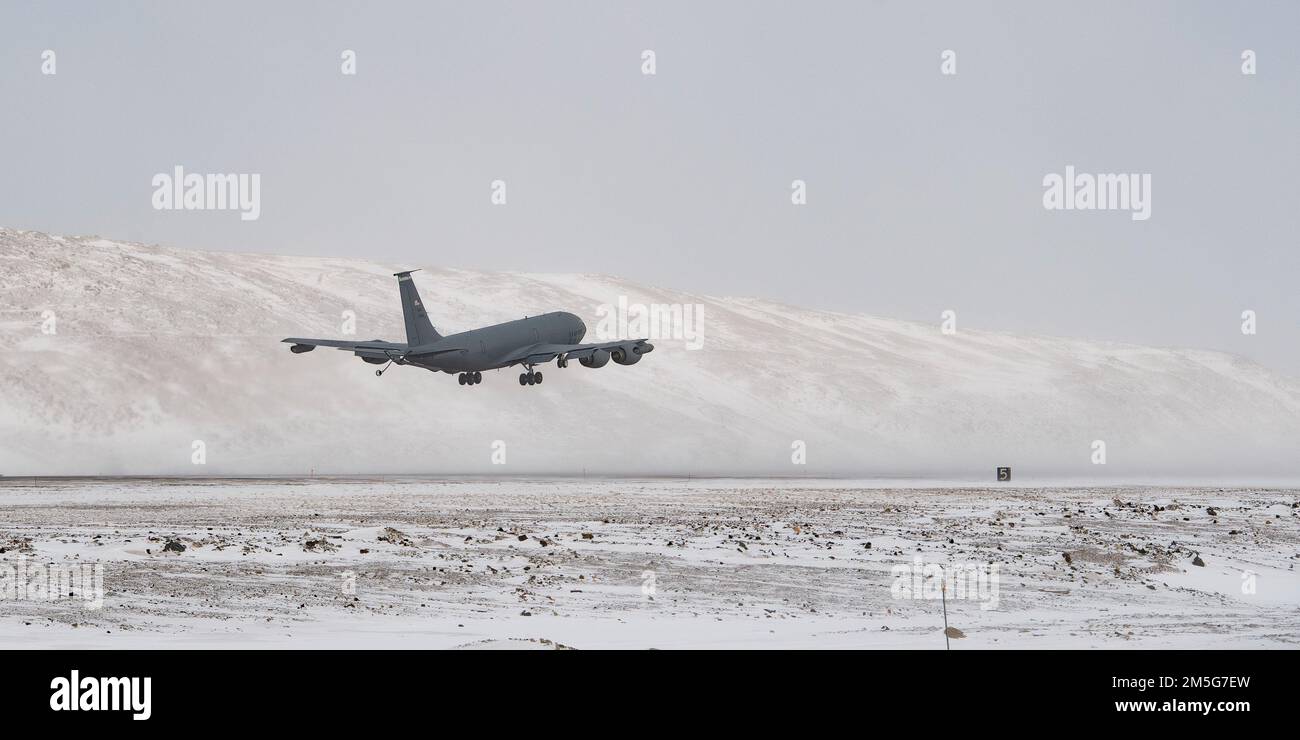 Un avion ravitailleur américaine de type KC-135 décolant de la base aérienne de Thule lors de l’Op NOBLE DEFENDER (ND) THULE. Photo par Cplc Steeve Picard, 16 Mars 2022, BFC Bagotville. Foto Stock