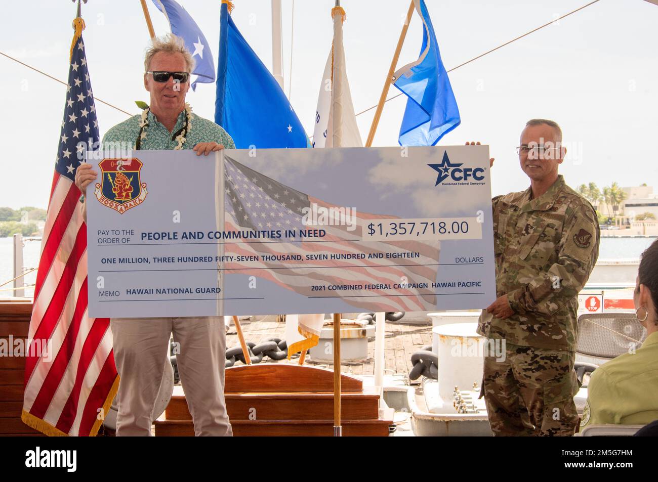 Brig. Gen, Duke Ota, assistente generale di Hawai'i - Air, presenta un assegno di $1.357.718 dollari a Chris Conklin, Direttore esecutivo di Honolulu Pacific, durante la cerimonia del Premio della Campagna Federale combinata della Regione del Pacifico 2021 e del Cambio di responsabilità, 16 marzo 2022, a bordo della USS Missouri, Hawaii. La campagna CFC ha completato la campagna annuale con generosi contributi a centinaia di enti di beneficenza in tutto il pacifico. Foto Stock