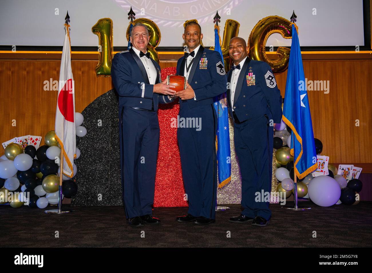 STATI UNITI Air Force Brig. Gen. David Eaglin, a sinistra, 18th Wing Commander, Ronnie Woods, a destra, capo comando 18th Wing, posa con il capo del volo di produzione Senior Master Sgt. Scott Layne, a metà, 18th Munizioni Squadron e 18th Wing Senior NCO dell'anno, durante la cerimonia annuale di premiazione alla base aerea di Kadena, Giappone, 16 marzo 2022. Ci sono stati 56 candidati in 12 categorie. Si dice che i candidati abbiano dimostrato un impegno eccezionale per il servizio, l’integrità e l’eccellenza nel corso dell’anno e abbiano contribuito in modo significativo alla missione dell’Ala 18th. Foto Stock