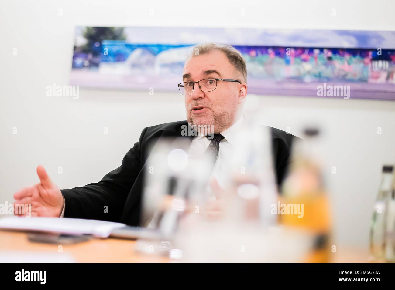 Berlino, Germania. 12th Dec, 2022. Siegfried Russwurm, presidente della Federazione delle industrie tedesche (BDI), parla con Deutsche Presse-Agentur durante un'intervista alla Haus der Deutschen Wirtschaft. Credit: Christoph Soeder/dpa/Alamy Live News Foto Stock