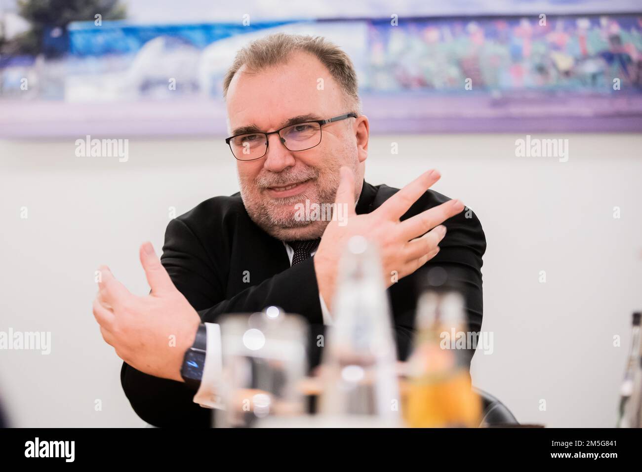 Berlino, Germania. 12th Dec, 2022. Siegfried Russwurm, presidente della Federazione delle industrie tedesche (BDI), parla con Deutsche Presse-Agentur durante un'intervista alla Haus der Deutschen Wirtschaft. Credit: Christoph Soeder/dpa/Alamy Live News Foto Stock