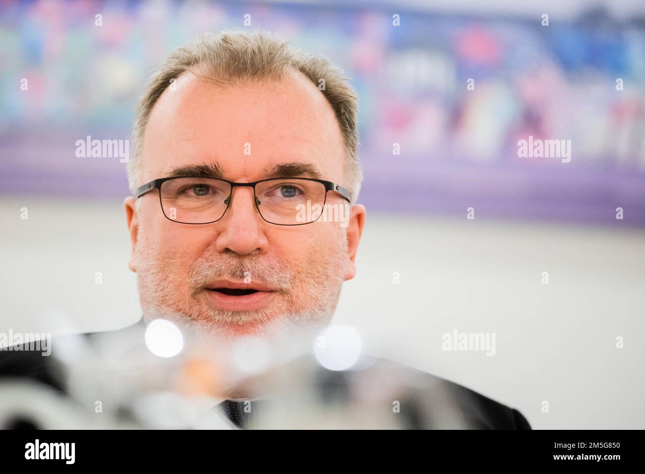 Berlino, Germania. 12th Dec, 2022. Siegfried Russwurm, presidente della Federazione delle industrie tedesche (BDI), parla con Deutsche Presse-Agentur durante un'intervista alla Haus der Deutschen Wirtschaft. Credit: Christoph Soeder/dpa/Alamy Live News Foto Stock