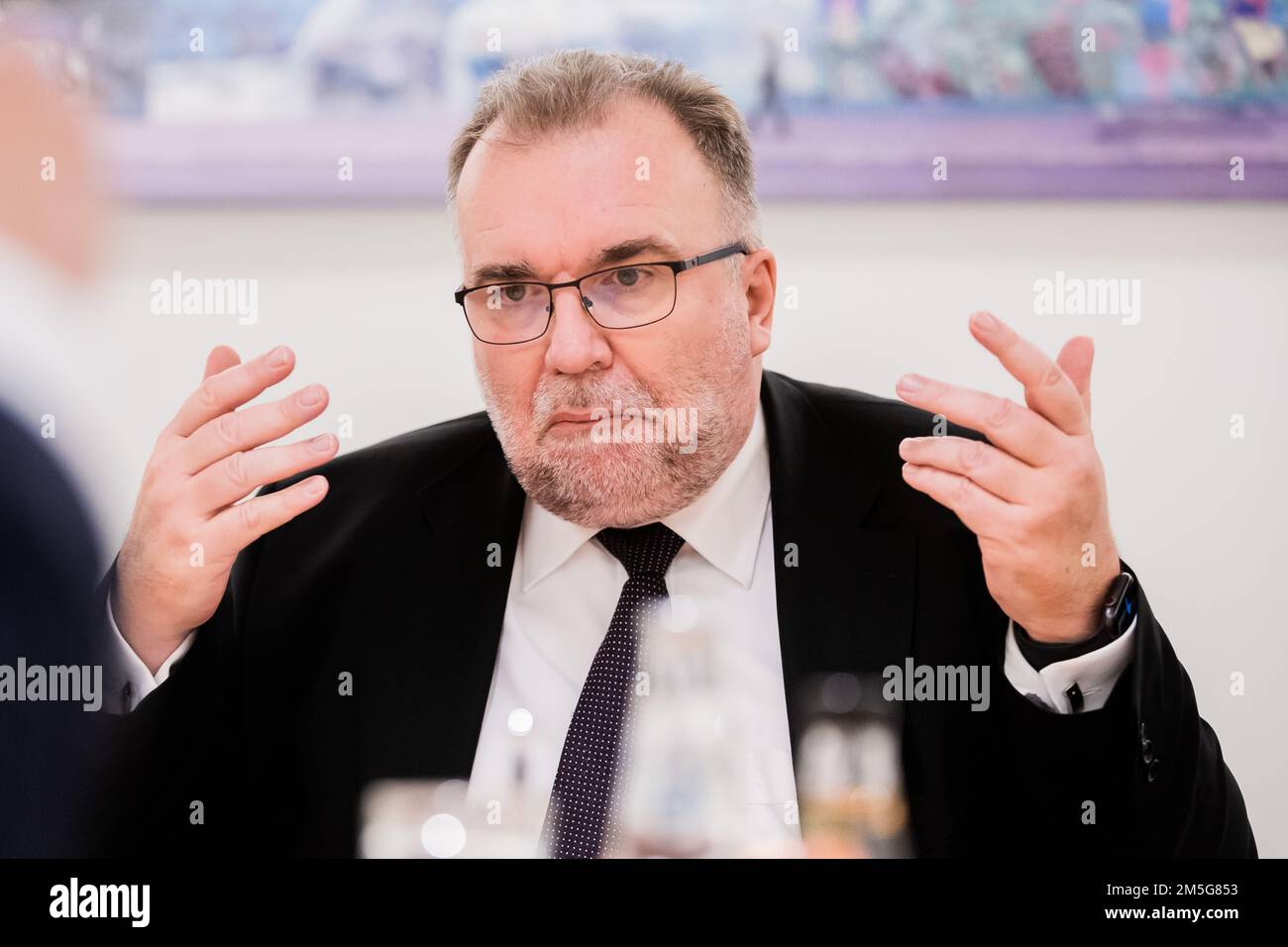 Berlino, Germania. 12th Dec, 2022. Siegfried Russwurm, presidente della Federazione delle industrie tedesche (BDI), parla con Deutsche Presse-Agentur durante un'intervista alla Haus der Deutschen Wirtschaft. Credit: Christoph Soeder/dpa/Alamy Live News Foto Stock