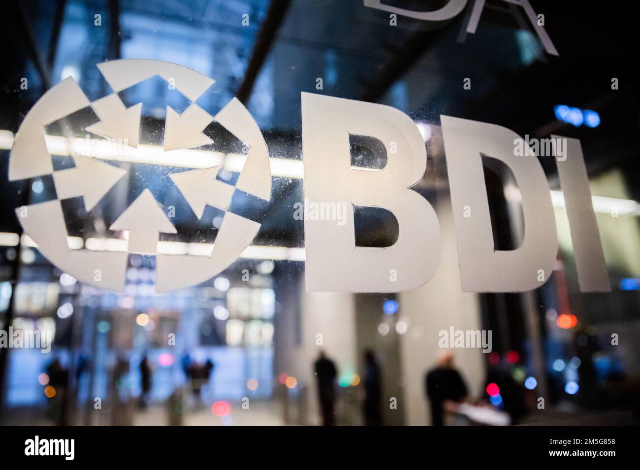 Berlino, Germania. 12th Dec, 2022. Il logo della Federazione delle industrie tedesche (BDI) sulla Haus der Deutschen Wirtschaft. Credit: Christoph Soeder/dpa/Alamy Live News Foto Stock